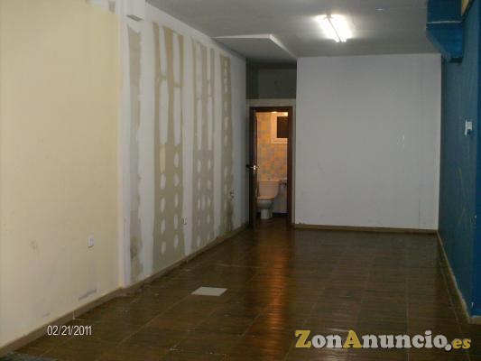VENDO BONITO  LOCAL MUY ECONOMICO EN SABADELLTIENE 70 M